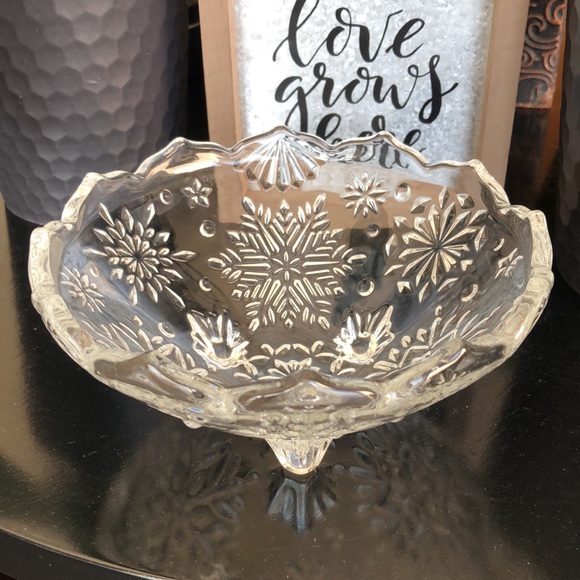 Mikasa Crystal 3 footed 6” snowflake star design bowl! Perfect side salad/snacks - Picture 2 of 8